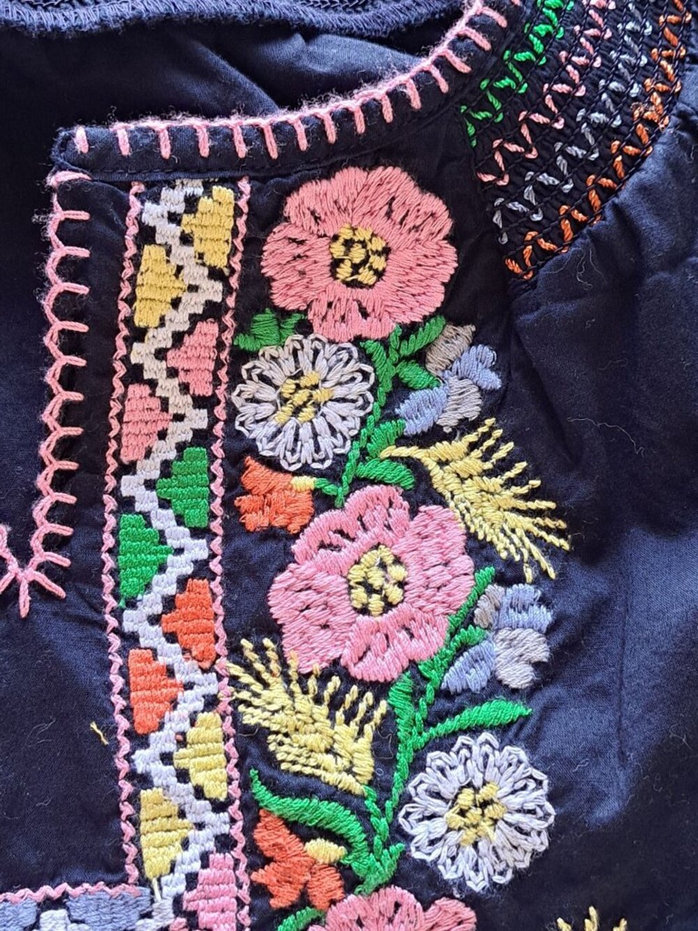 Talbots Petites Navy Heavily Embroidered Floral Blouse M/P Cotton Short Sleeve - Picture 3 of 10